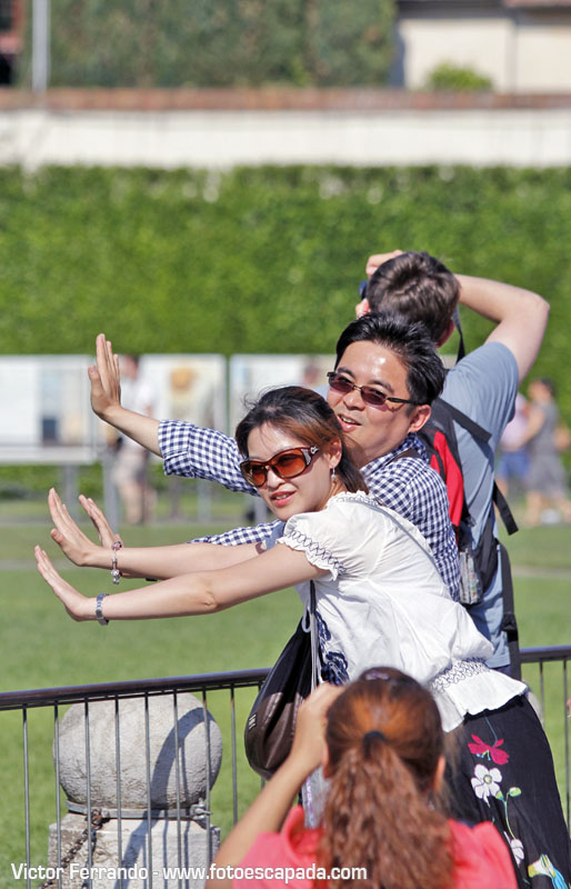 Turistas fotografiandose en la Torre de Pisa 4