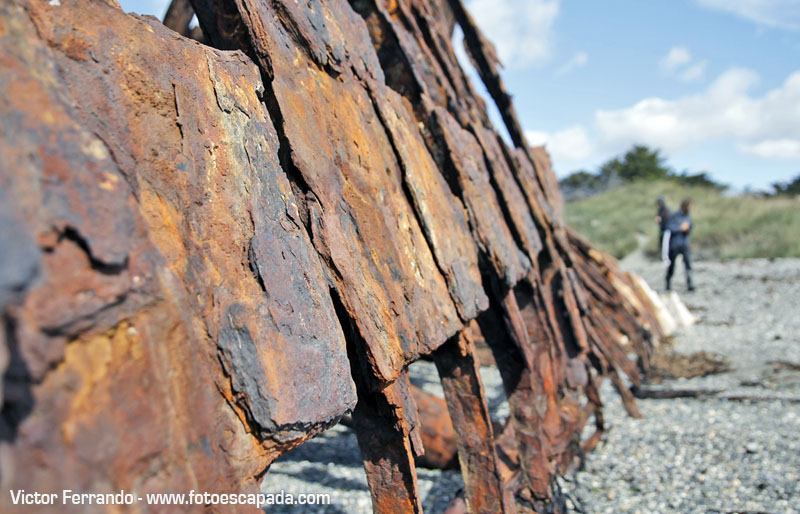 Barcos oxidados que se encuentran en la Playa San Gregorio