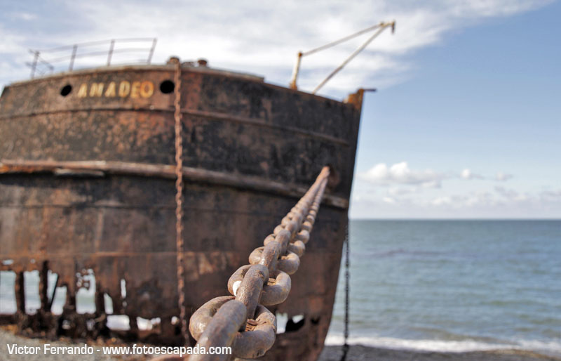 Barcos oxidados que se encuentran en la Playa San Gregorio
