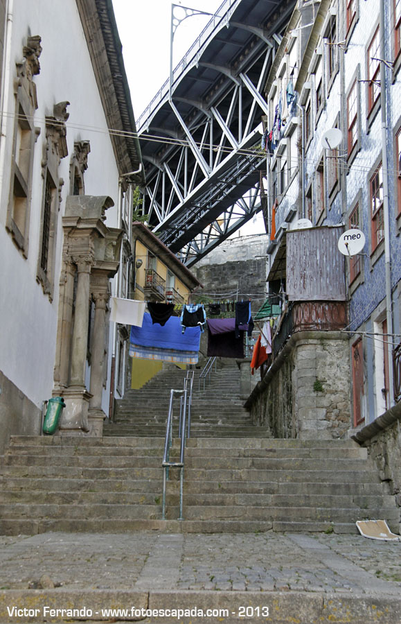 Escadas do Codeçal Viviendo bajo un puente en Oporto