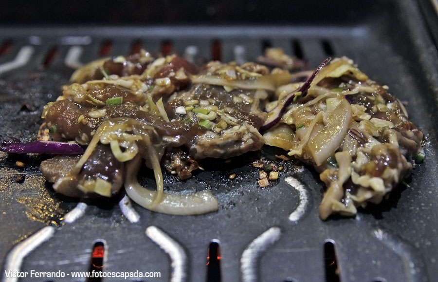 Carne en la barbacoa del Restaurante Maru Coreano Madrid 2