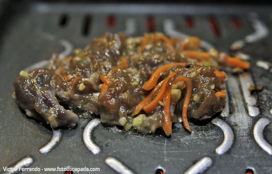 Carne en la barbacoa del Restaurante Maru Coreano Madrid
