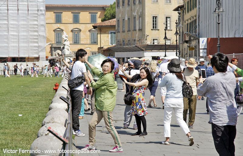 Turistas fotografiandose en la Torre de Pisa
