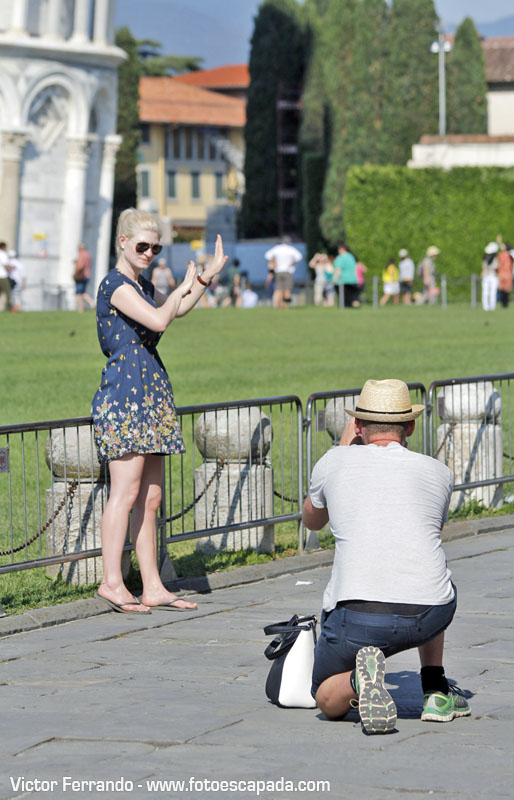 Turistas fotografiandose en la Torre de Pisa 6