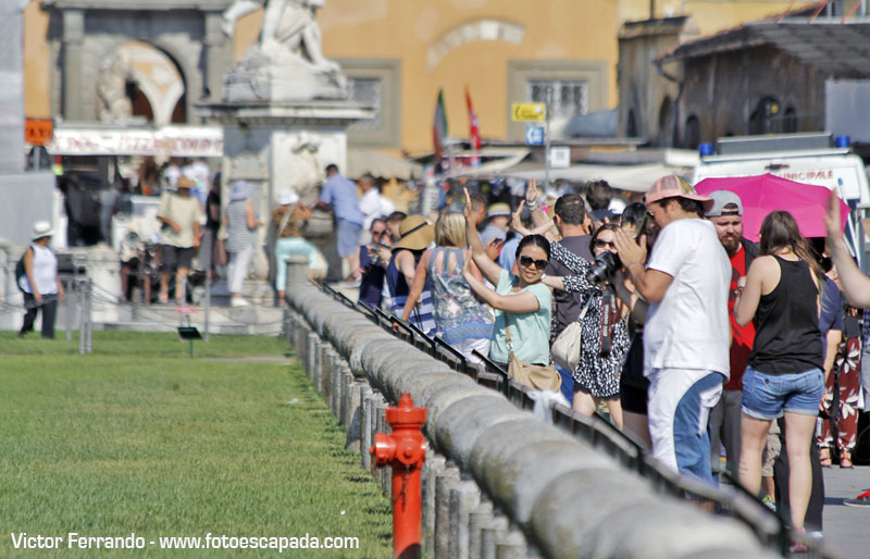 Turistas fotografiandose en la Torre de Pisa 7