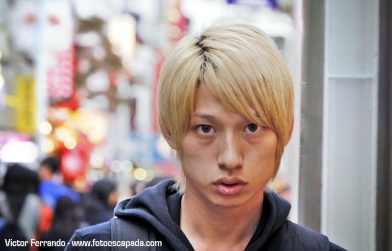 mirada penetrante de chico en tokyo