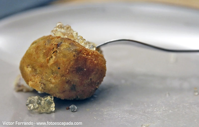 Croqueta de puchero con falso caviar de Malvasía 
