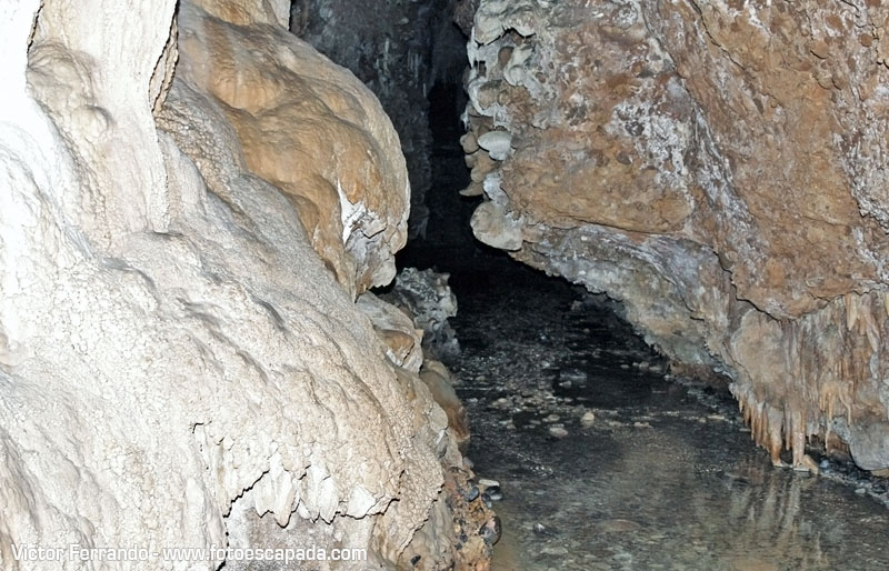 espeleología en la Cueva de Fuentemolinos 8