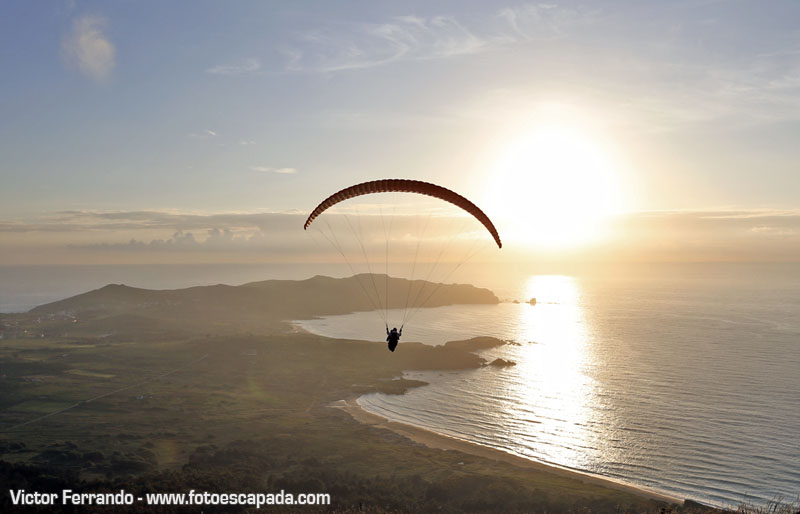 Volando en Parapente en la costa de Ferrol al atardecer