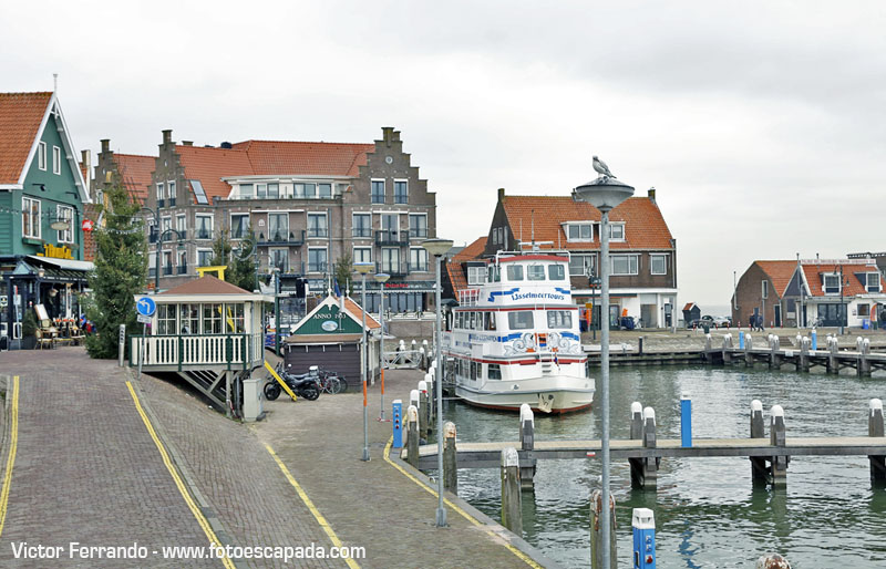 El puerto de Volendam y el ferry que lleva a Marken