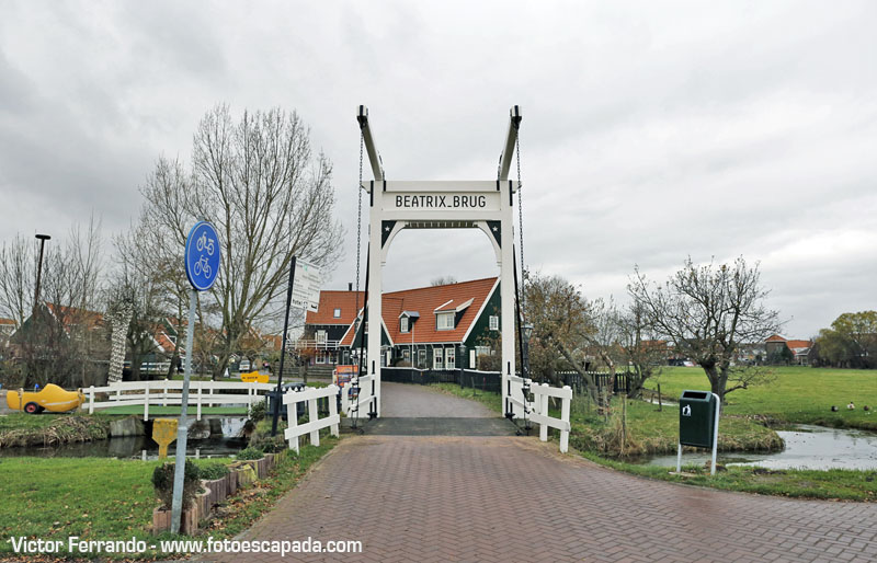 Uno de los puentes levadizos de entrada a Marken