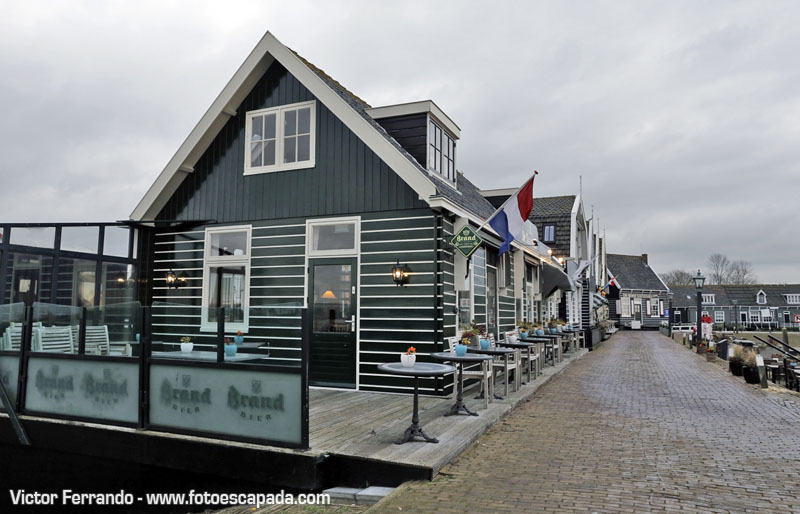 Restaurante tradicional en el puerto de Marken