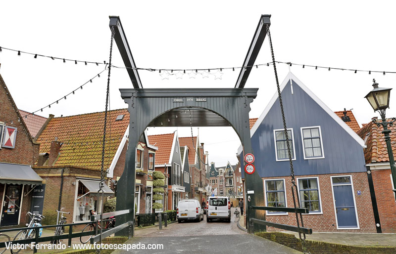 Uno de los puentes de acceso a Volendam
