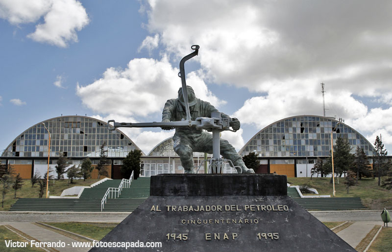 Monumento al trabajador del petróleo en Cerro Sombrero